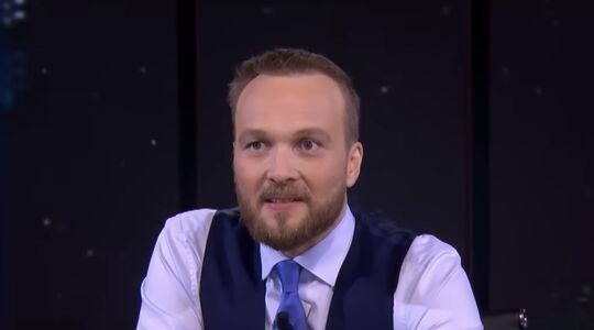 Arjen Lubach presenteert het programma De Avondshow