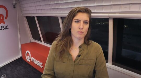 Marieke Elsinga tijdens een radio-uitzending van Qmusic