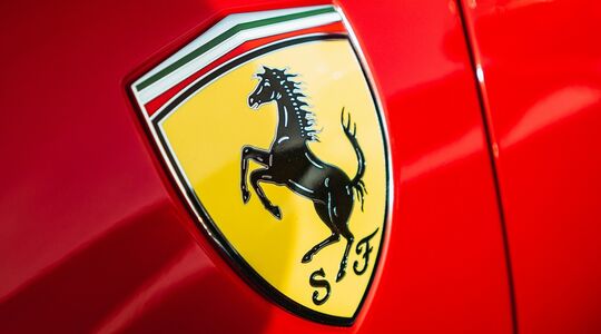 Het welbekende logo van Ferrari, dat overweegt de handbak weer terug te brengen