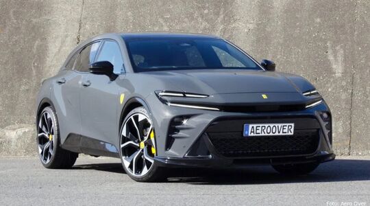 Toyota Crown Sport Ferrari Purosangue