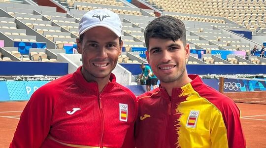 Carlos Alcaraz poseert met Rafael Nadal