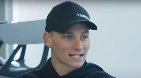 Mathieu van der Poel tijdens een interview