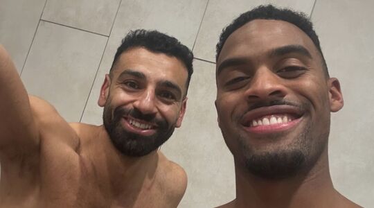 Mohamed Salah maakt een selfie met Ryan Gravenberch