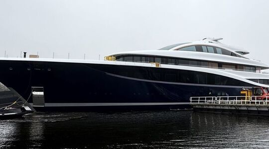 Het nieuwe superjacht 'Project 714', van miljardair Lawrence Stroll, vaart door de wateren van Zuid-Holland