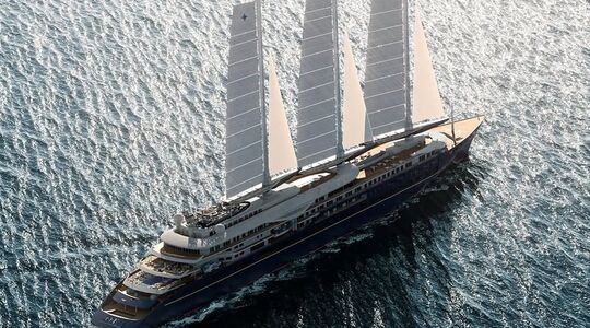 De Orient Express Silenseas, het grootste zeiljacht ter wereld vaart over de territoriale wateren