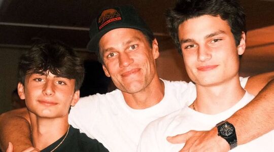 Tom Brady samen met zijn twee zonen, waarvan hij er één een horloge van Jacob & Co. cadeau heeft gedaan