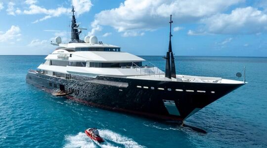 Het superjacht Alfa Nero dobbert voor de kust van Antigua