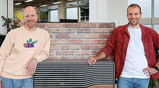 De broers Marijn en Bas Flipse van het bedrijf Quatt, poserend op een bank