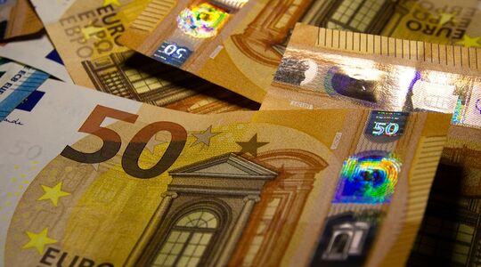 Een flinke stapel geld, bestaande uit biljetten van vijftig euro