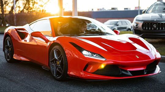 Een rood model Ferrari