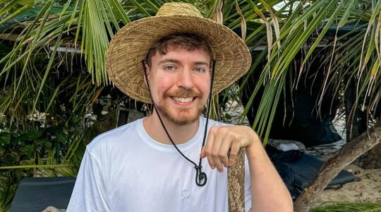 YouTuber MrBeast, miljardair, in een woud met een hoed op