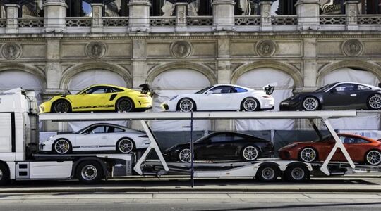 De Porsche 911-collectie van een steenrijke architect uit Oostenrijk op een trailer die naar de veiling gaat