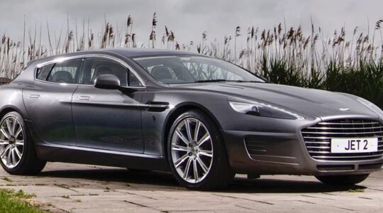 De Aston Martin Bertone geposeerd in een graanveld