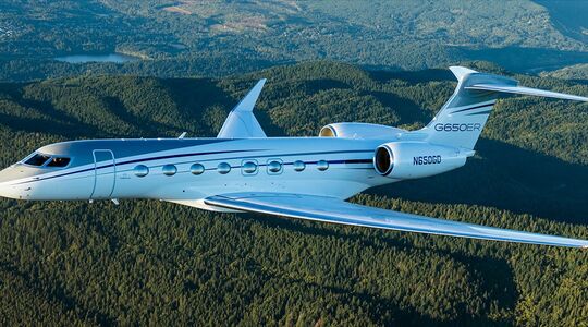 Een Gulfstream-privéjet die door de lucht vliegt