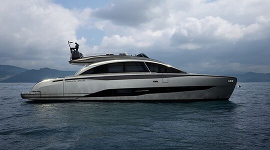 De Pershing GTX70 vaart op het water