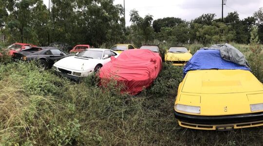 Een collectie van enkele oude Ferrari's, geparkeerd in een veld in de Amerikaanse staat Texas