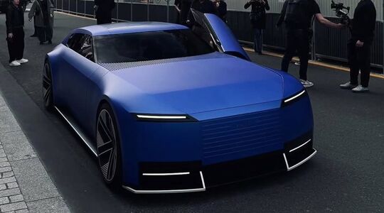 De Jaguar Type 00 geparkeerd op de Paris Fashion Week