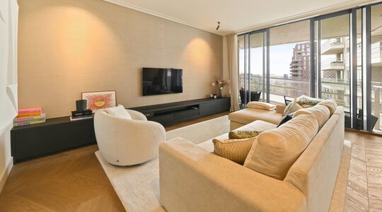 De woonkamer van het appartement van Frenkie de Jong in Amsterdam
