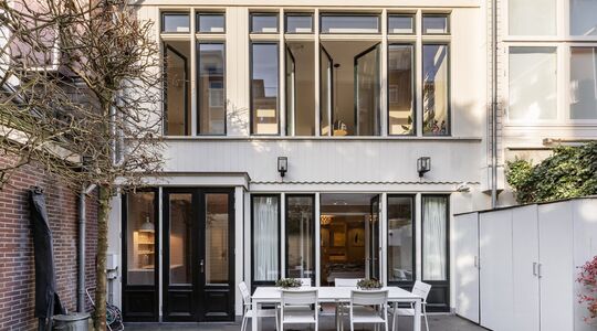 De tuin van de dubbele benedenwoning van Jaap Jongbloed in Amsterdam