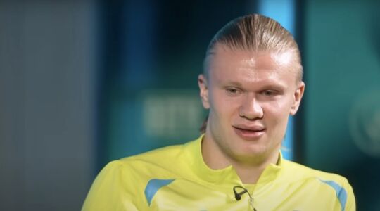 Manchester City-spits Erling Haaland, die onlangs een Bugatti kocht, tijdens een interview bij zijn voetbalclub