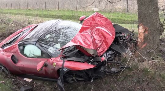 De gecrashte Ferrari 296 GTS in Drenthe