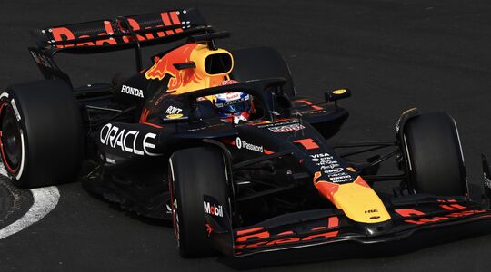 De Formule 1-auto van Max Verstappen die over het circuit in Shanghai rijdt