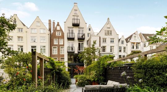 De achtertuin van het te koop staande grachtenpand aan de Keizersgracht in Amsterdam