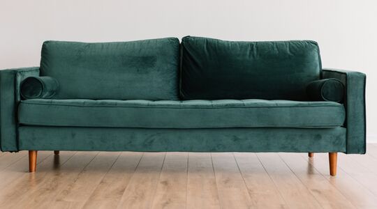 Een groene bank in een woonkamer
