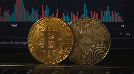 Twee virtuele cryptomunten van de Groningse broers voor een monitor met de waardes
