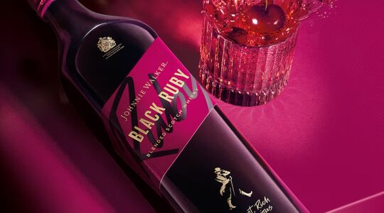 Een fles Johnnie Walker Black Ruby met daarnaast een bijbehoren de cocktail