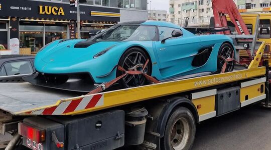 De Koenigsegg Jesko Absolut van Andrew Tate op een bergingswagen