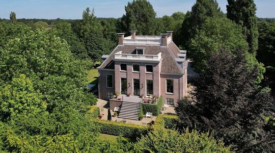 Het desbetreffende te koop staande landhuis aan de Vecht in Maarssen