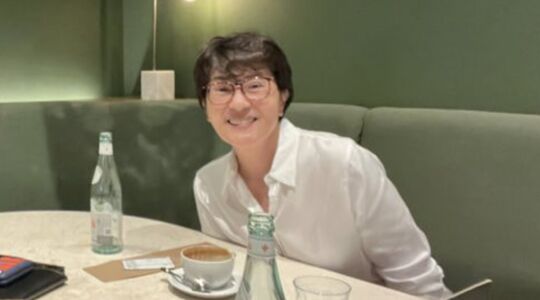 Marina Budiman aan tafel tijdens een interview
