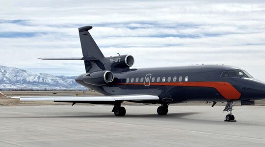 De te koop staande oude privéjet van Max Verstappen, geparkeerd op een luchthaven