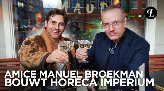 Manuel Broekman en Floris Wyers doen een drankje op het terras van restaurant Pepito