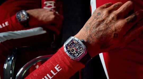 Het nieuwe Richard Mille-horloge RM 43-01 om de pols van Ferrari-coureur Lewis Hamilton