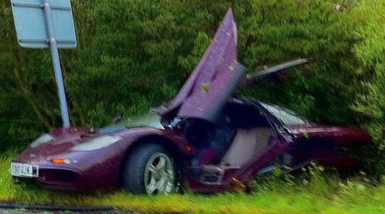 De gecrashte McLaren F1 van Rowan Atkinson