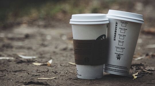 Twee koffiebekers van Starbucks