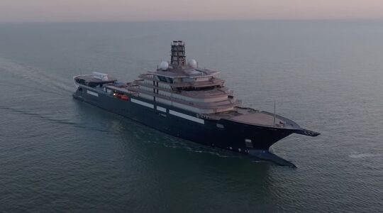 Het superjacht REV Ocean is onderweg naar Vlissingen