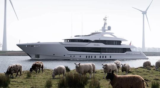 Het superjacht Serena van Heesen Yachts vaart voorbij