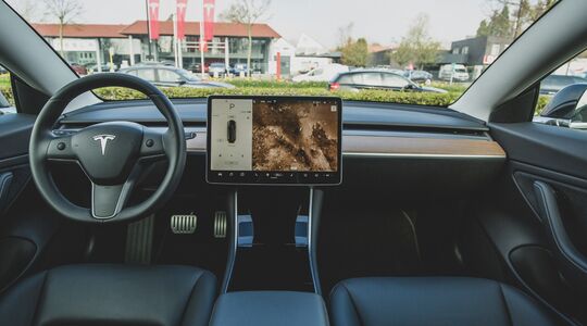 Het interieur van een Tesla, dat de verkopen in de Europese Unie met de helft heeft zien teruglopen.