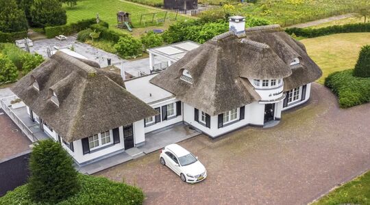 Het buitenaanzicht van de villa van Peter Versluis in Werkendam, die geveild wordt