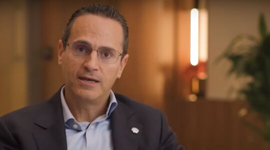 De topman van Shell, Wael Sawan, tijdens een interview
