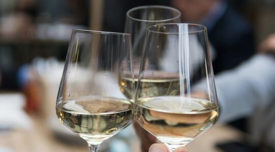 Drie glazen witte wijn uit Frankrijk