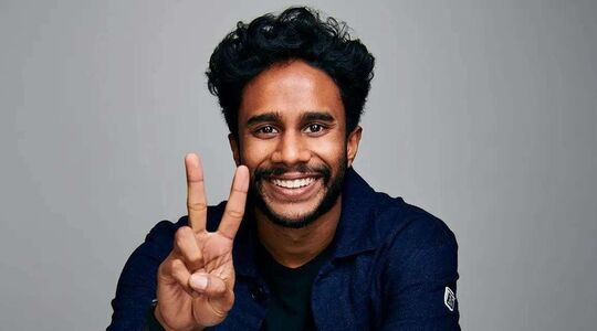 Multimiljonair Vinay Hiremath poseert met een peace-teken