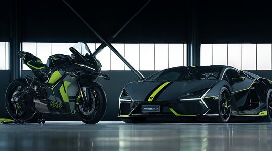 De nieuwe motorfiets van Ducati, geïnspireerd op de ernaast geparkeerde Lamborghini Revuelto