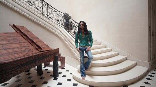 Lenny Kravitz staat op de wenteltrap in zijn woning in Parijs