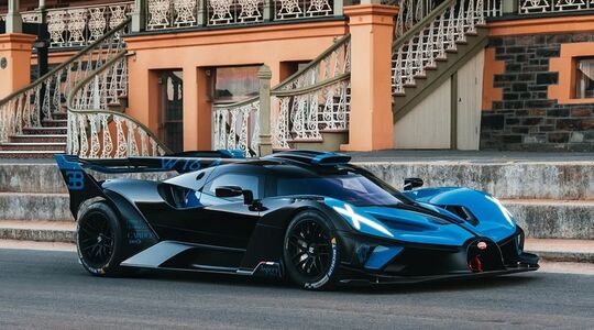 De pijlsnelle Bugatti Bolide op het Circuit de Mirecourt in Frankrijk