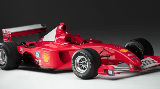 De Ferrari F2001 Formule 1-auto van Michael Schumacher tentoongesteld