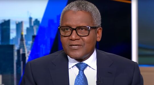 De Nigeriaanse miljardair Aliko Dangote tijdens ene interview met Bloomberg